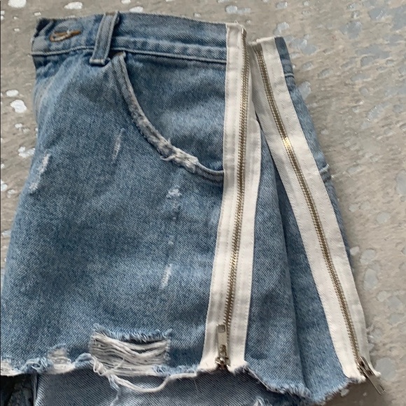 high wasted denim shorts with zippers - Picture 3 of 4